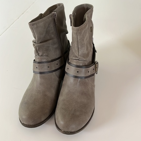 SOLD********. SO Women’s gray  caper boots. New with box. Size 7.5. - Picture 3 of 8
